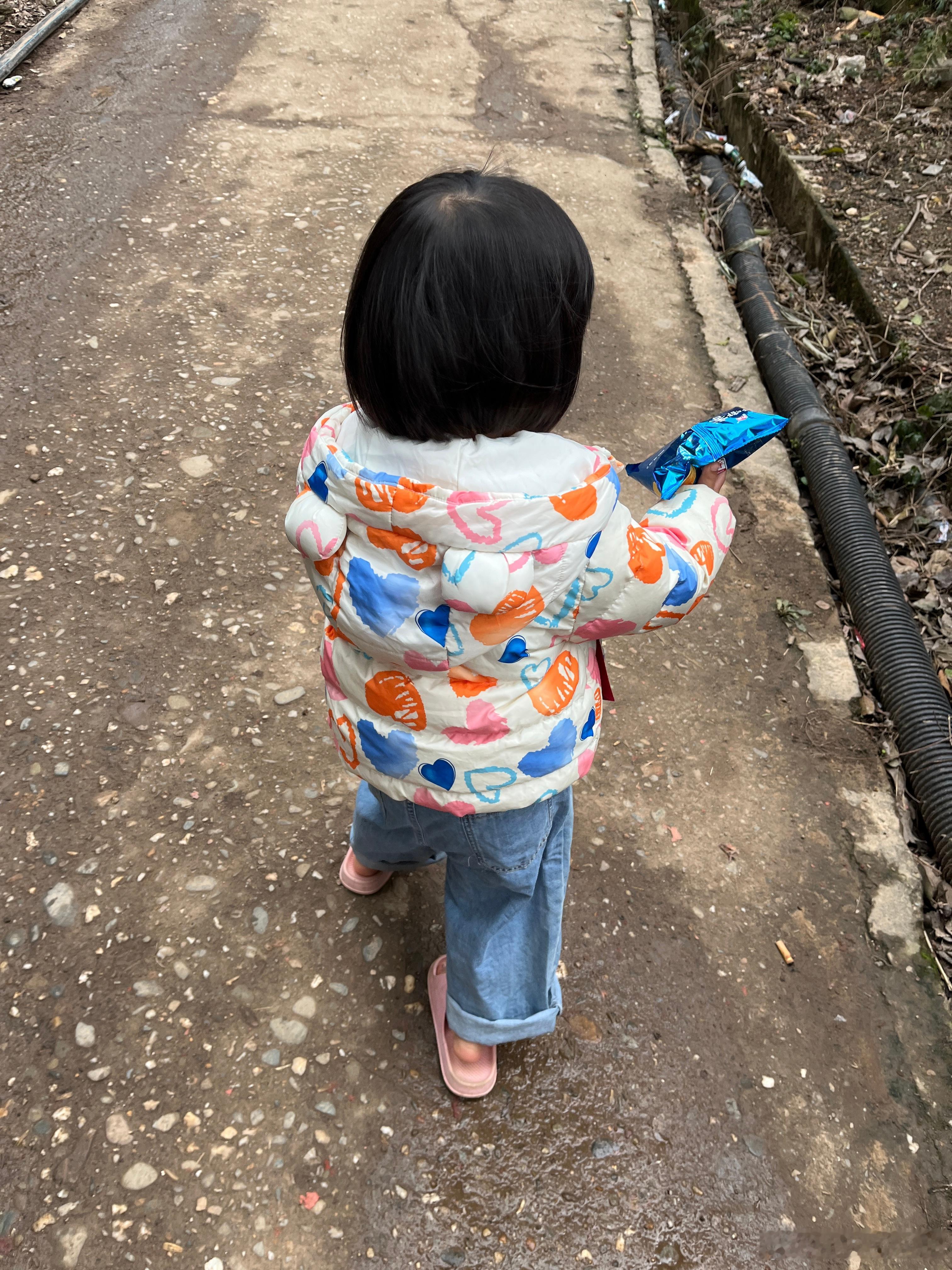 柠宝中午没吃饭，去小卖部买零食吃，那个青菜汤，好像是狗肉一起煮的，一股味道。柠宝