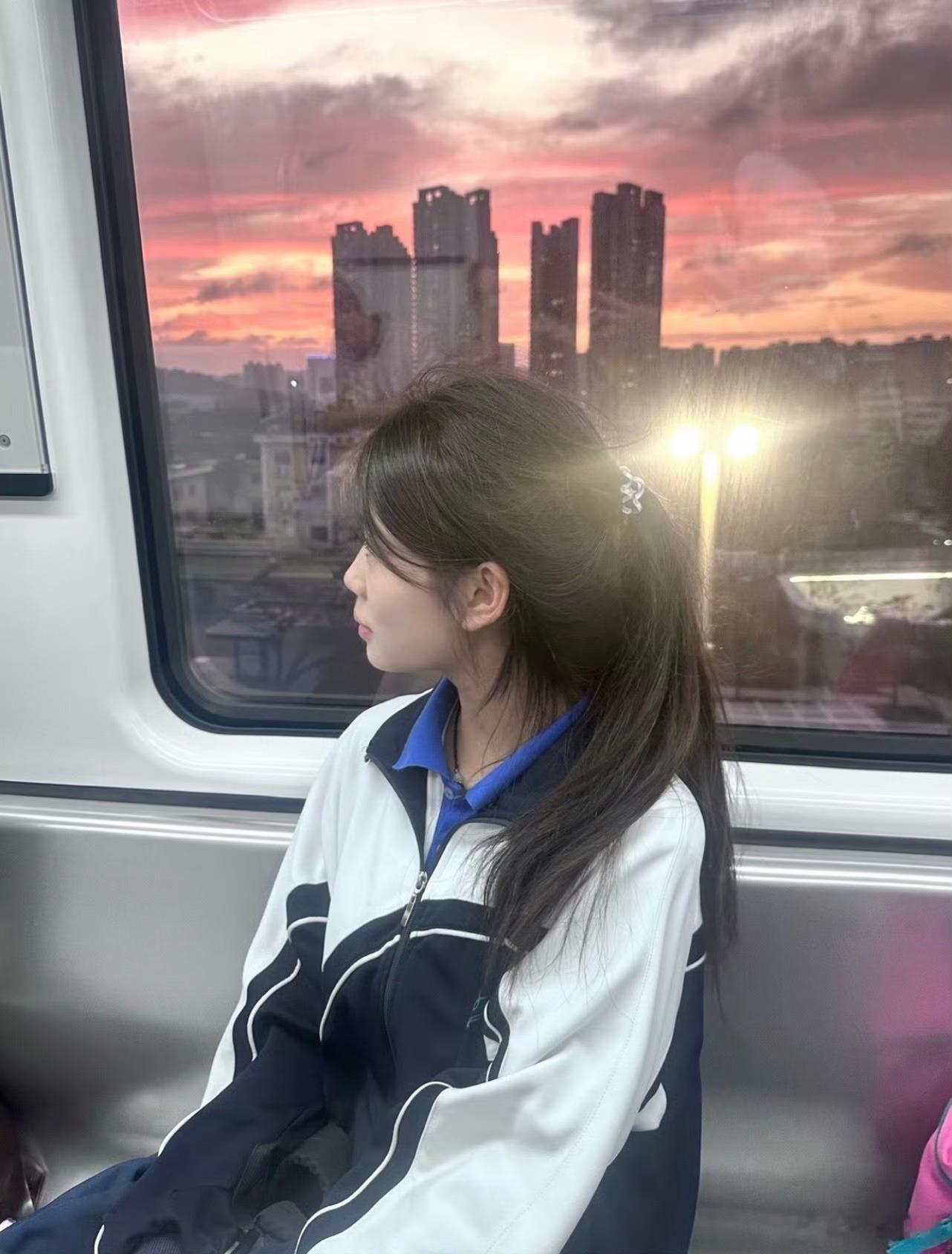 我可能到年纪了，已经从丑衣服进化到全是青春的美的审美了[捂脸哭]深圳校服真香​​
