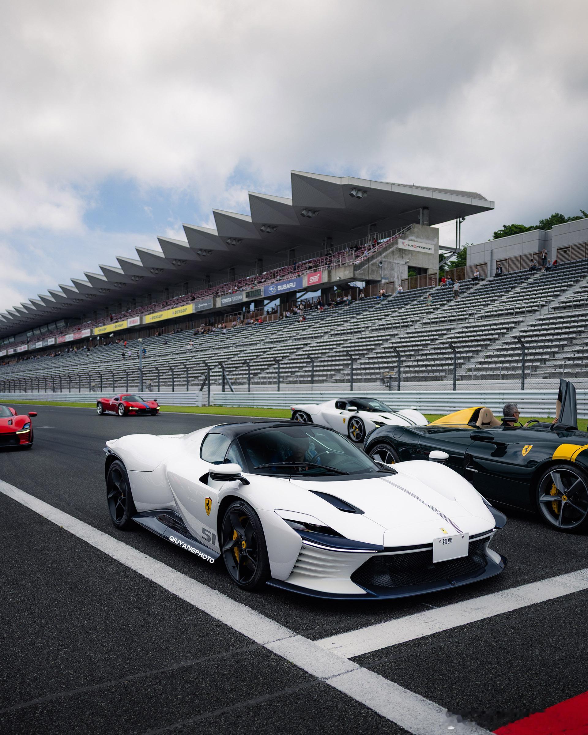 FerrariDaytonaSP3cars01豪车拍白车加蓝碳的经典组合