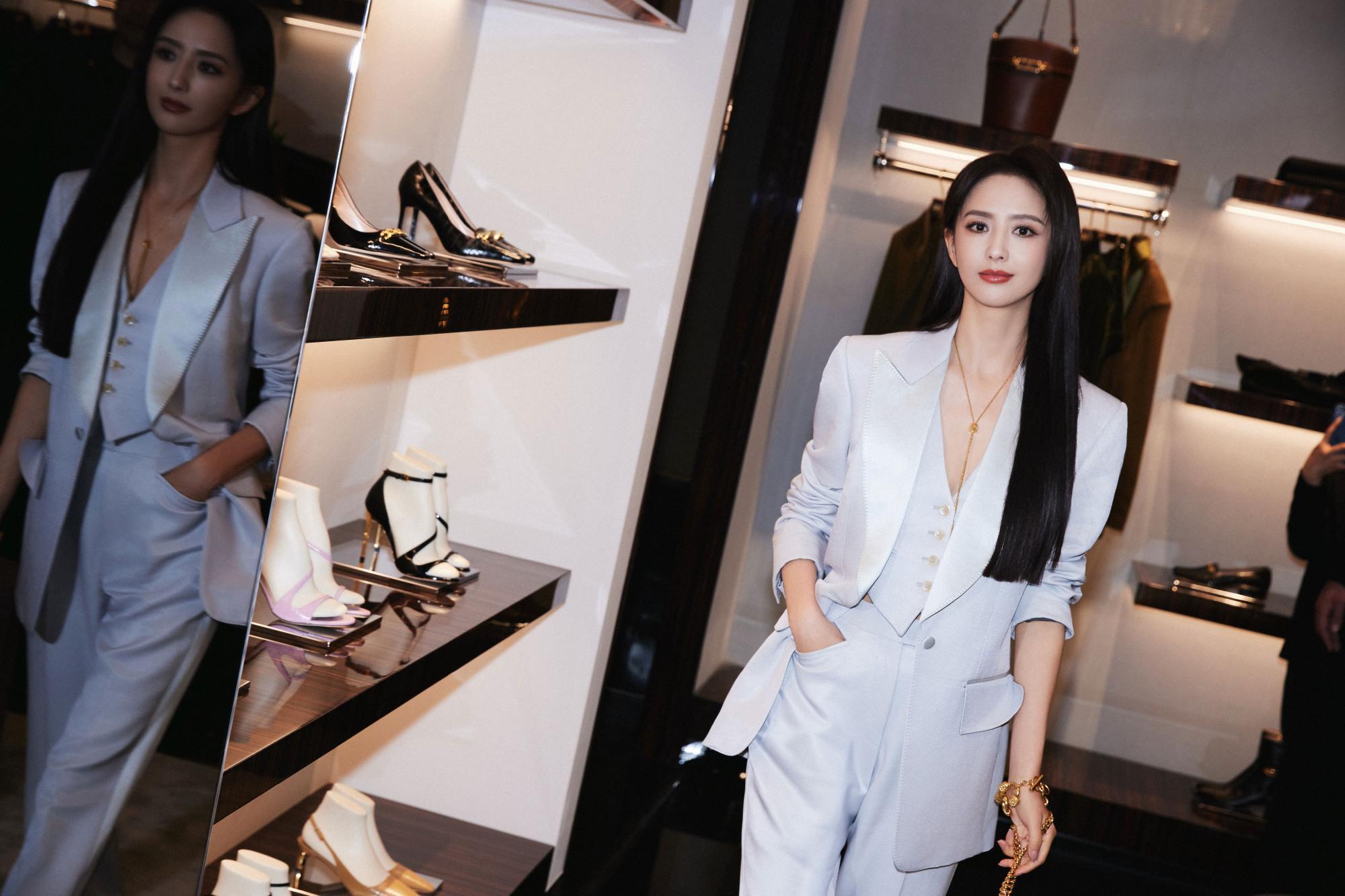 佟丽娅西装大片：智性优雅，游走率性之间，干练飒爽，交汇不羁型格。佟丽娅