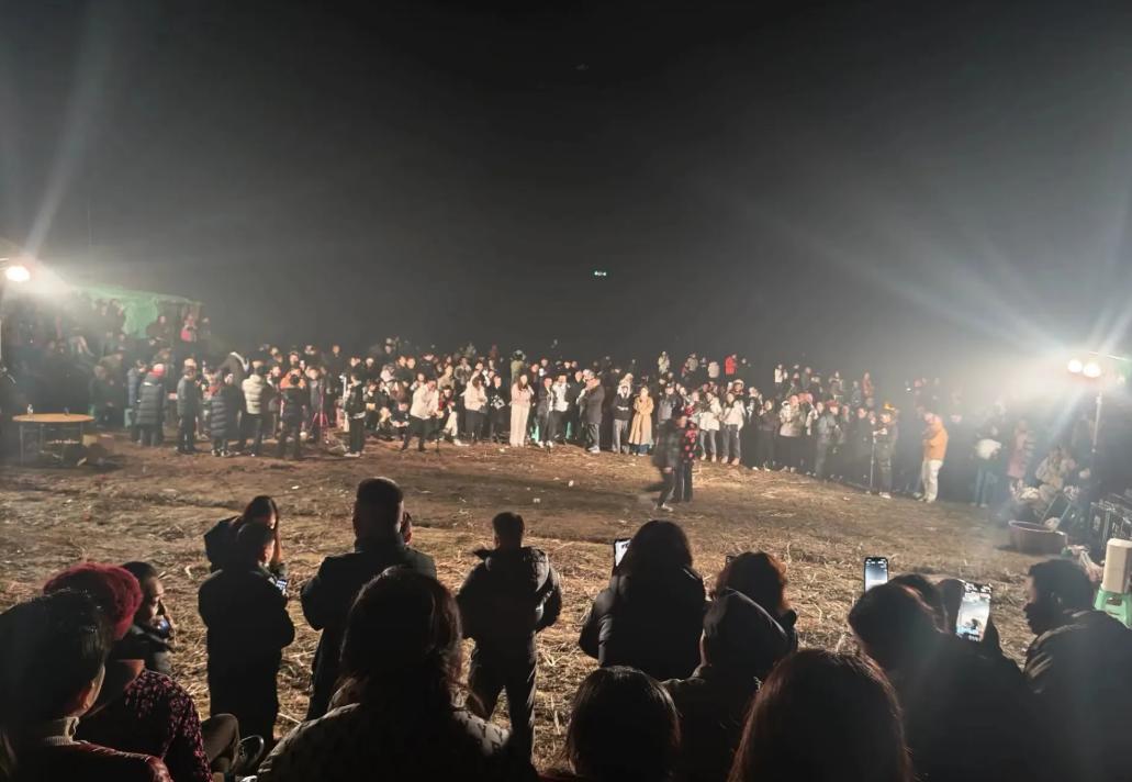 小姑娘年纪轻轻，怎会闯出如此大祸呢？事情要从1月9日的一条短视频说起。23岁