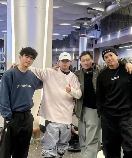 谢霆锋与大儿子Lucas同框！父子同款高颜值，帅气爆棚