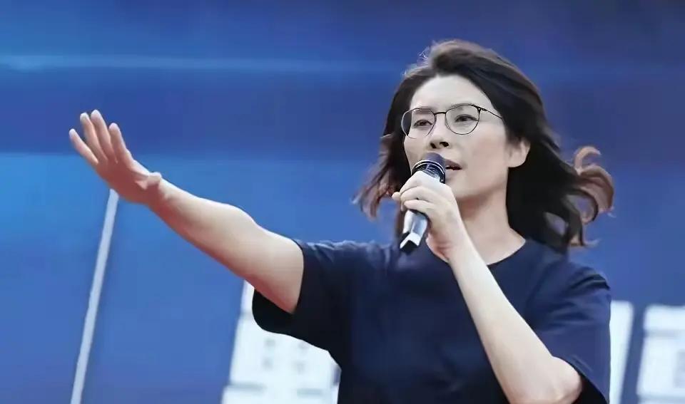 全台奔波拼命辅选！郑丽文才是蓝营最拼的领头人10月5日，距离11月28日岛