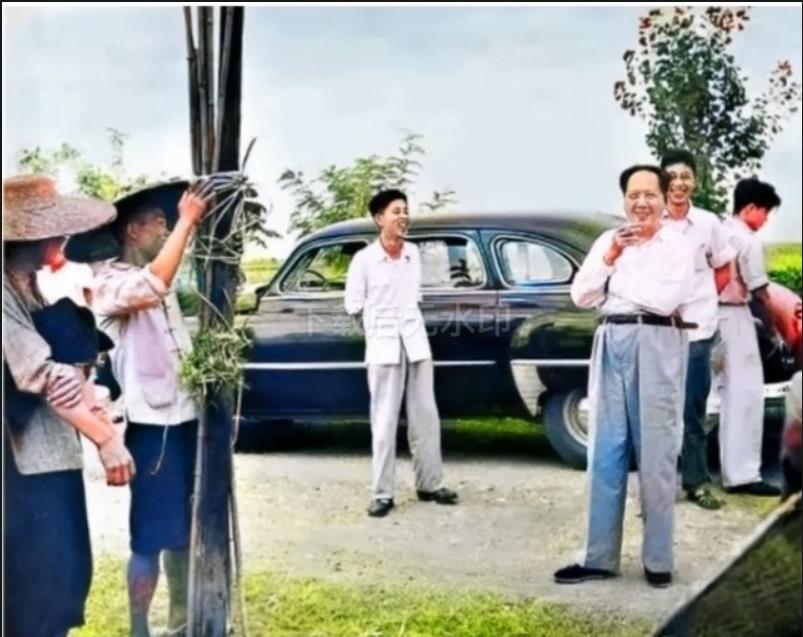 这张照片太亲切，太珍贵了！1958年9月15日，毛主席在去黄石的路上，看到了