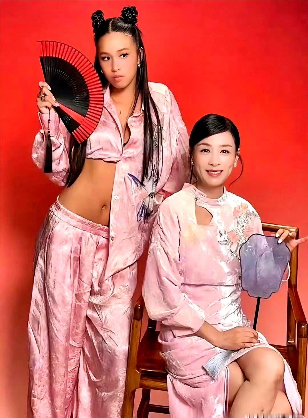 张庭一家四口的时尚写真出来了，15岁的女儿林希瞳成了焦点。这姑娘遗传了爸妈的身高优势。林瑞阳182，