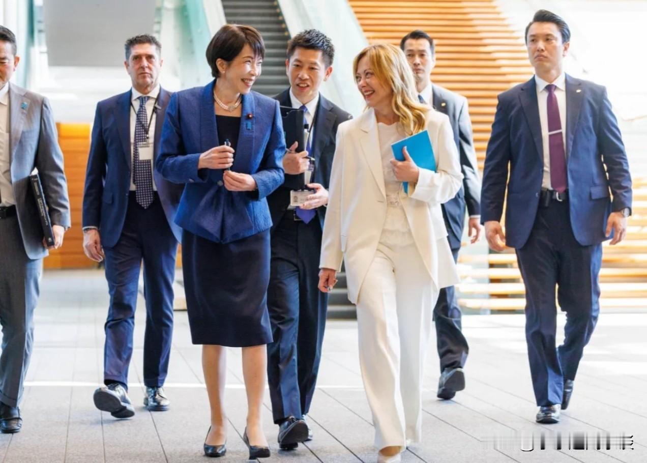 意大利总理梅洛尼一句“随时靠我”，高市早苗嗨到发朋友圈，可日意这出塑料姐妹情到底