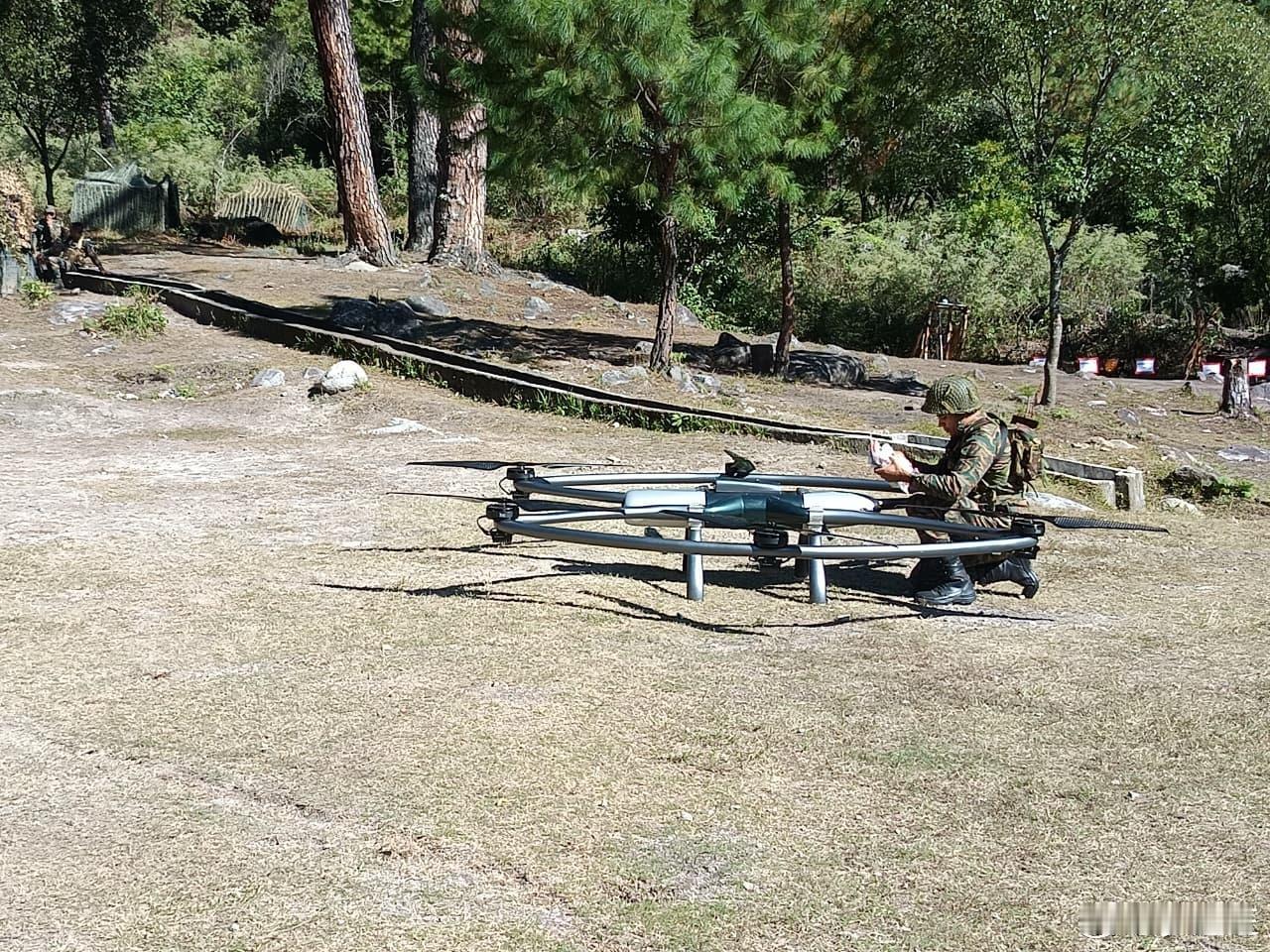 近期印度占领军在藏南地区举行多场军事演习活动，期间展示了多款其装备的无人机。