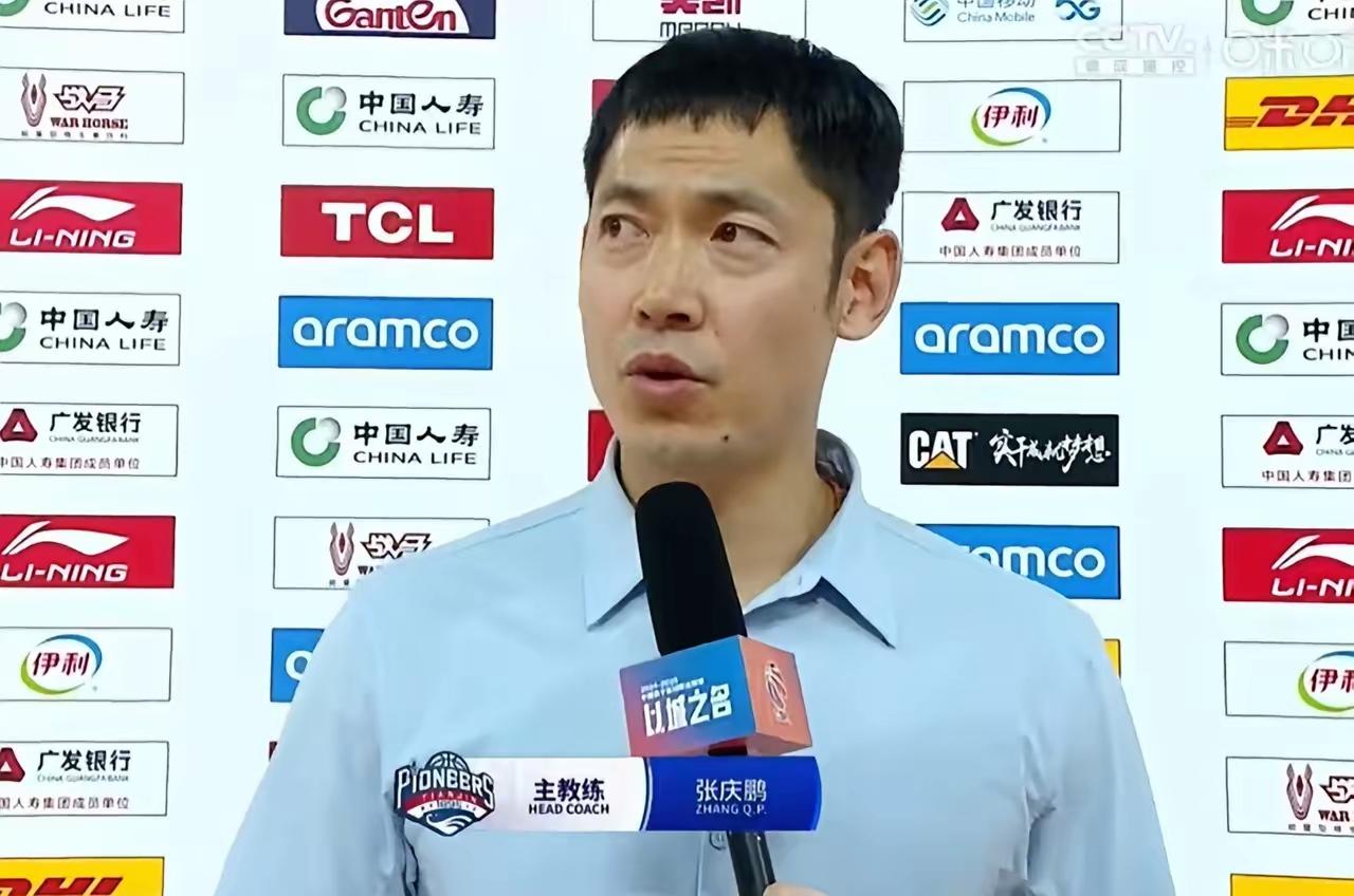 张庆鹏江湖地位真高！​据北京体育媒体报道消息了解到，北控男篮主教练张庆鹏已经正