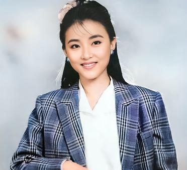 这是年轻时清纯漂亮的杨澜。年轻时杨澜的颜值也属于一等一的。杨澜的相貌与明星歌手杨
