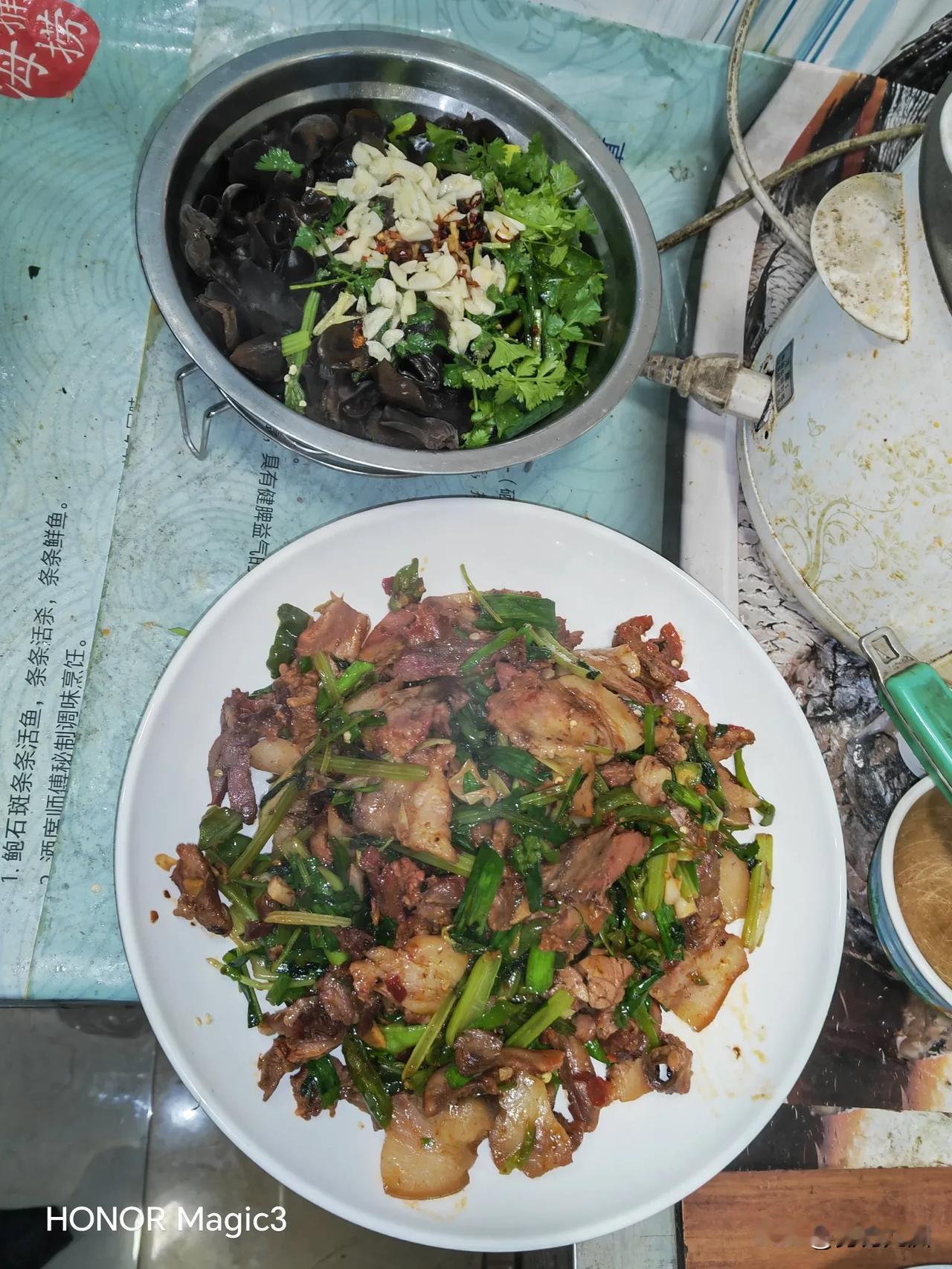 菜粥+馒头+凉拌木耳+回锅肉，再来一杯沙洲优黄，这个早餐会不会太油腻[呲牙笑]