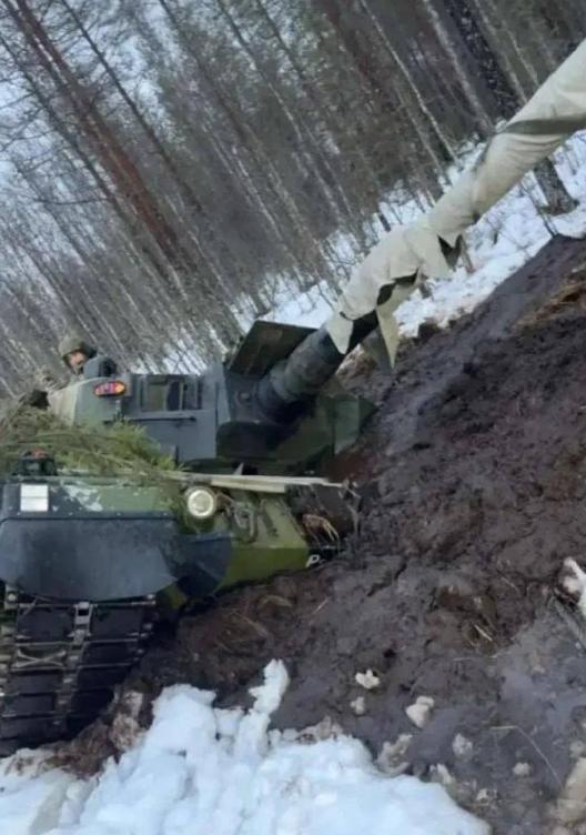 俄乌战争就教会一件事情，武器不是光靠纸面性能！豹2坦克长期世界排名第一坦克，遇到