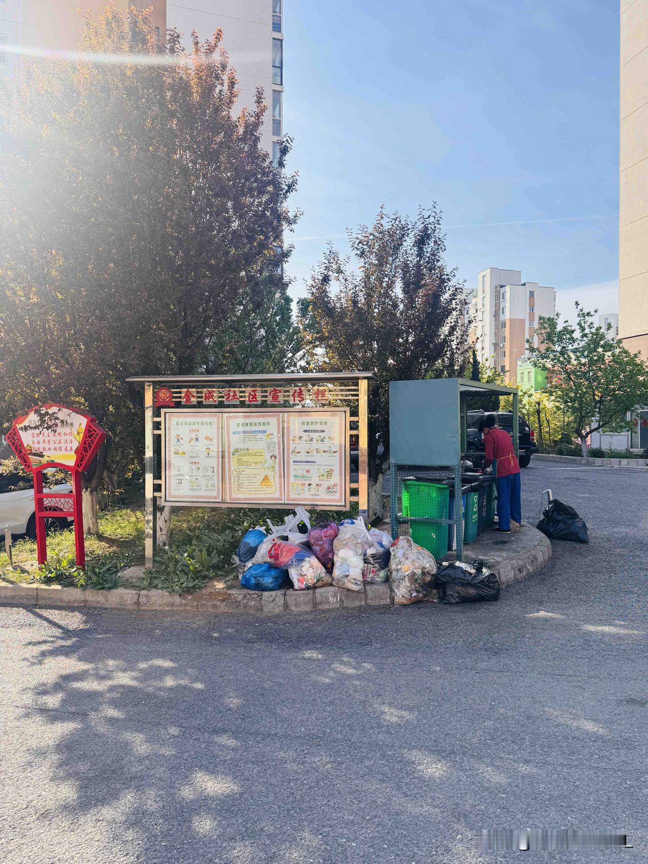 今早遛狗归来，走进门栋等电梯时，负责我们这栋楼的保洁员从外面进来跟我打了招呼。