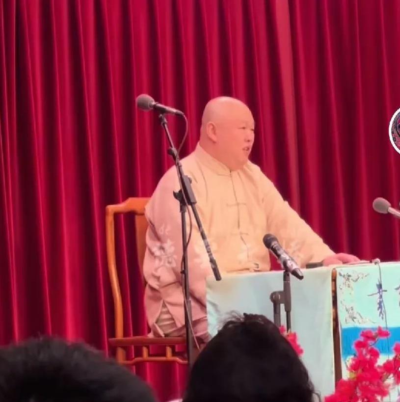最近，北京著名相声表演艺术家王玥波先生直播，有粉丝问王玥波你现在评书和相声的艺术