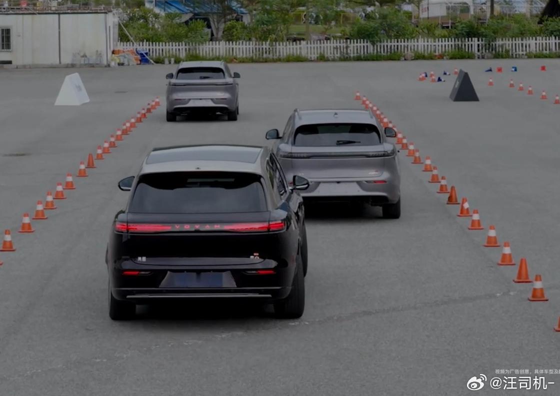 岚图泰山的后轮转向，双向16度。最近我发现了一个后轮转向的隐藏功能：常规的RWS