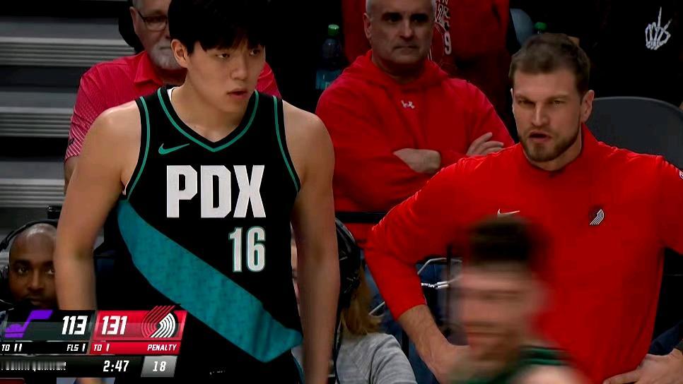 比赛没悬念的时候，杨瀚森才被派上场，两个回合都摸到了球，拿到4分。效率真的不错