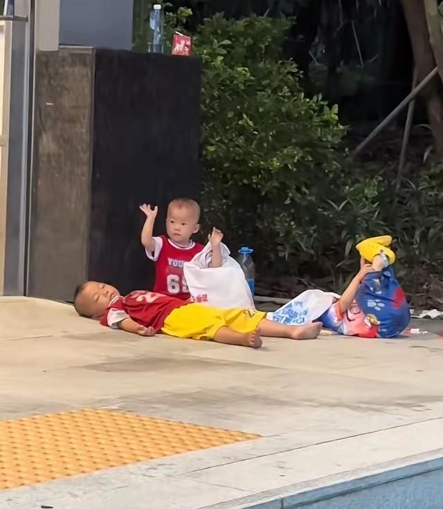 为什么没钱还生这么多孩子？深圳宝安地铁口出现的3个宝宝，因无人看护，父亲需要跑摩