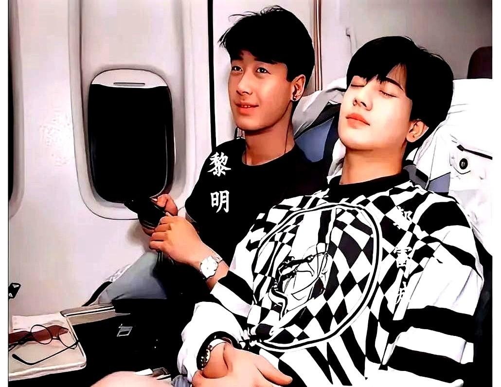 黎明旁边这个小伙，当年谁能想到呢？1991年飞机上这张合照，信息量真的大。左