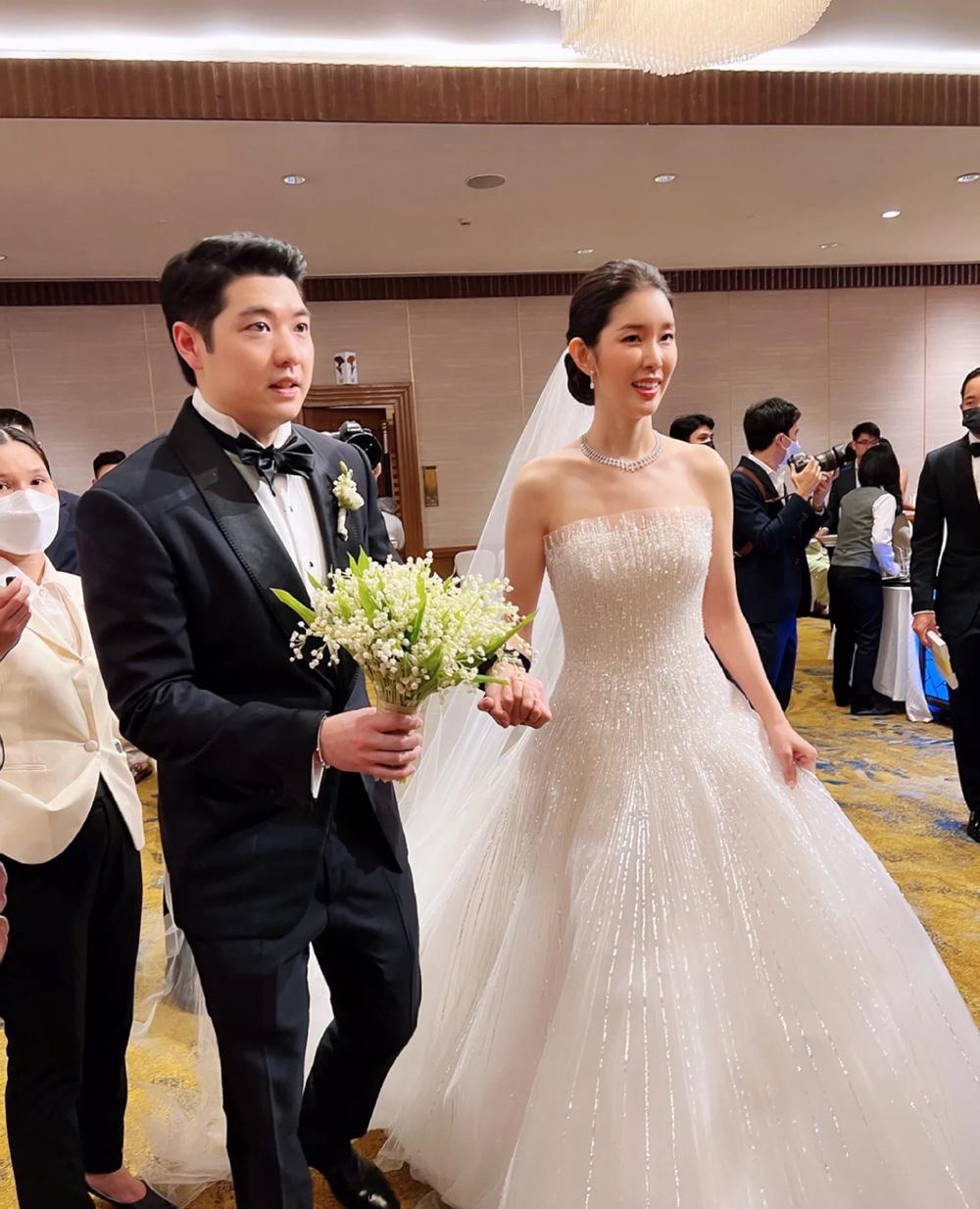 泰国正大集团谢吉人儿子与韩国名媛的婚礼，很隆重。新娘个子高挑体型纤细长相秀丽新