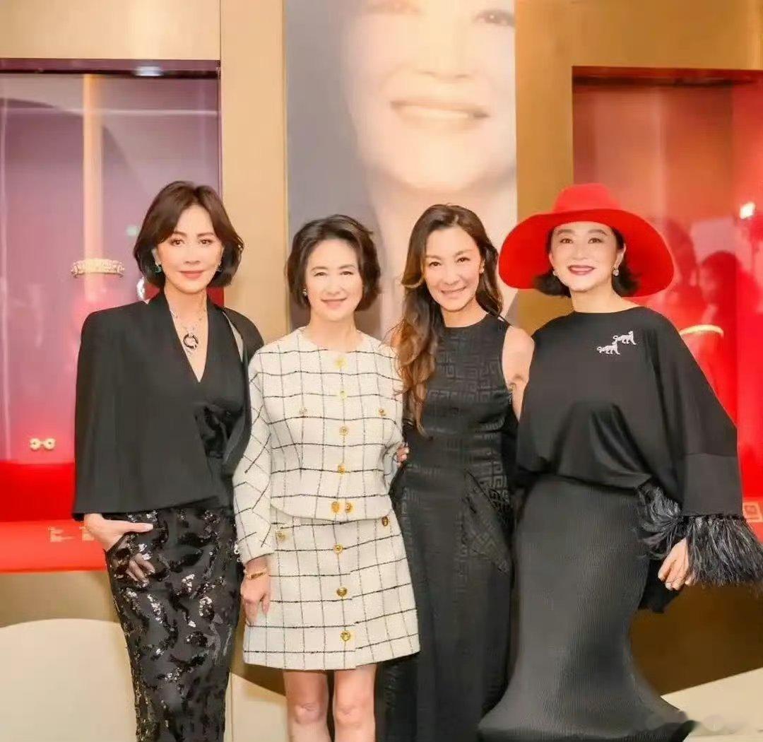何超琼同框刘嘉玲林青霞，短裙造型美到认不出​​​