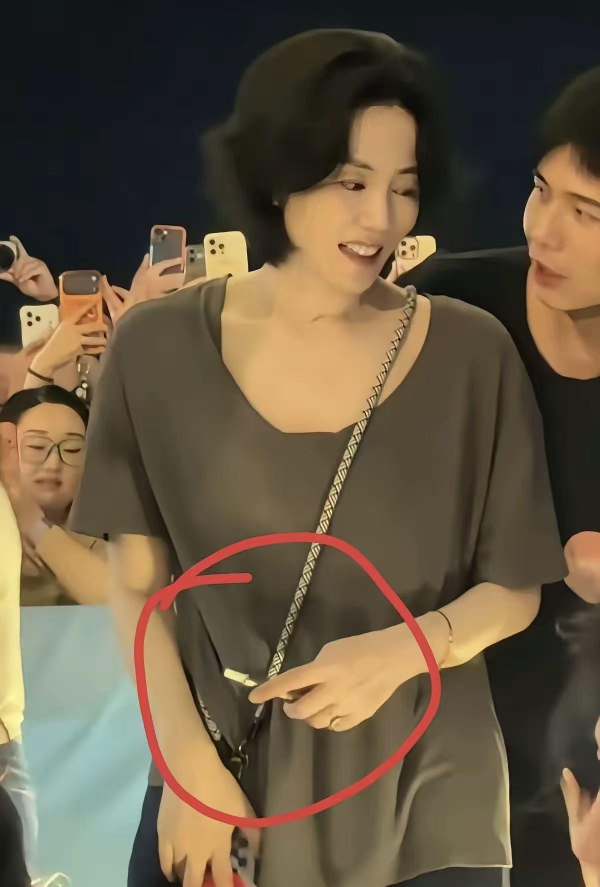 王菲母女三人都是老烟民[捂脸哭][捂脸哭]王菲的烟瘾真的很大，在音乐节多次忍不住
