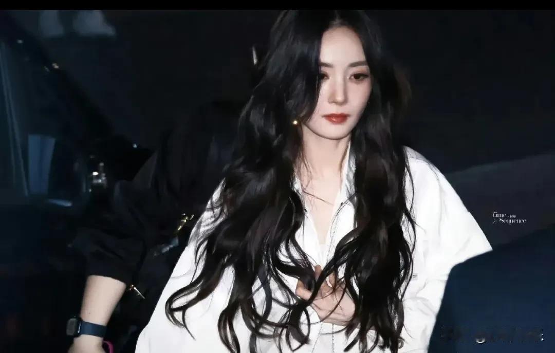 杨幂，戳破了内娱多少虚假体面！米兰时装周的聚光灯向来只对准名利场的喧哗，但昨