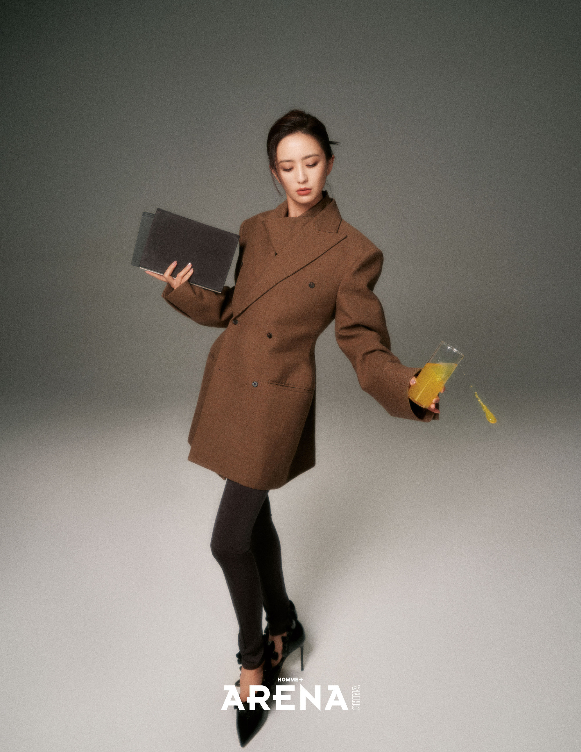 佟丽娅ARENA11月刊封面，时尚魅力满满。佟丽娅