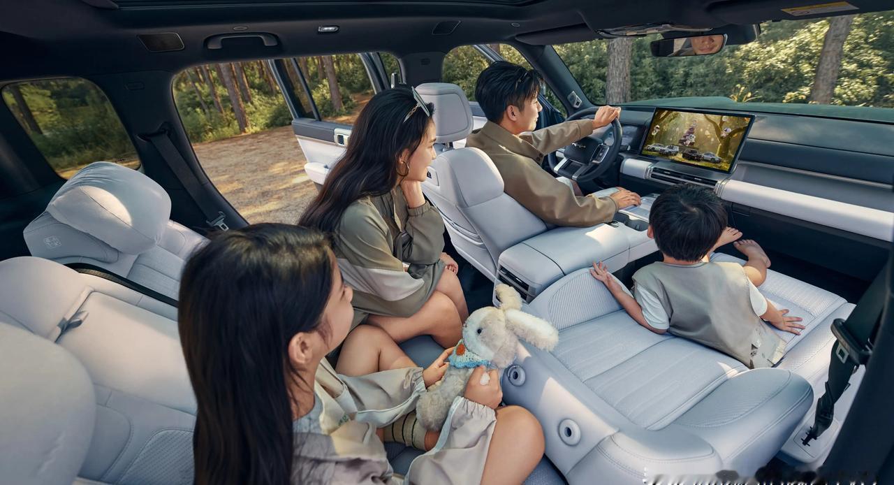 你就说邪门不邪门，一个干硬派越野的，愣是在城市里跑火了。方程豹5上个月交了快九千