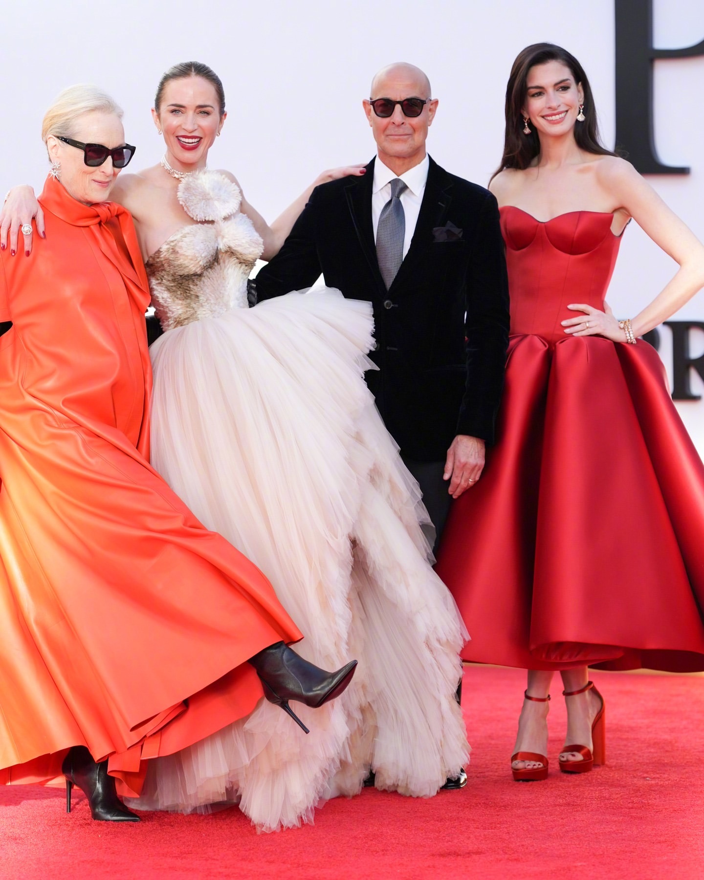 出席《穿普拉达的女王2》纽约全球首映红毯的：安妮海瑟薇、StanleyTucc