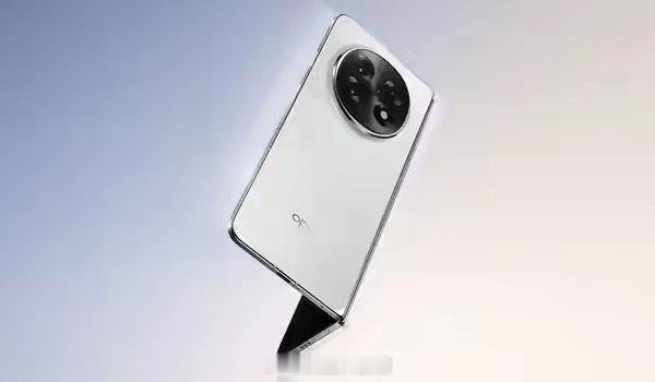 折叠屏手机发展多年，折痕问题一直是影响体验的关键，不少用户因为视觉折痕、触感台阶