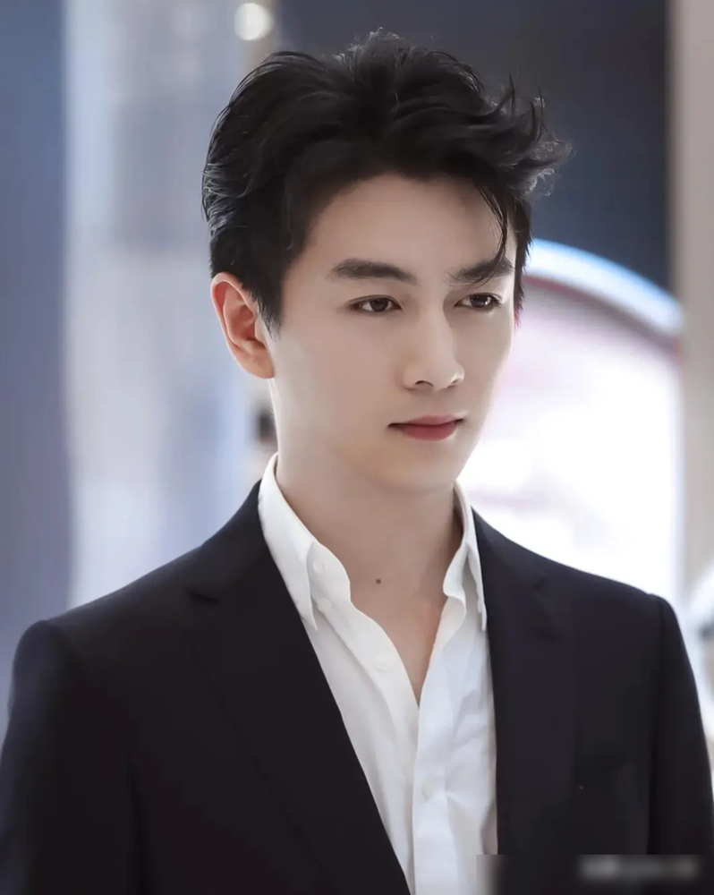 鲁豫问陈晓:“你这个父亲做得怎么样？”陈晓说:“我没有总结过这个，不过我跟儿子是平辈的交流。”鲁豫当