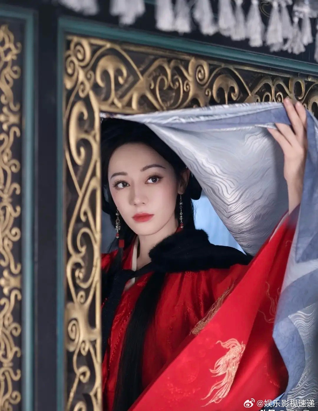 前有《逐玉》大营销后有《月鳞绮纪》百合出圈《白日提灯》夹缝求生迪丽热巴这部剧悬，