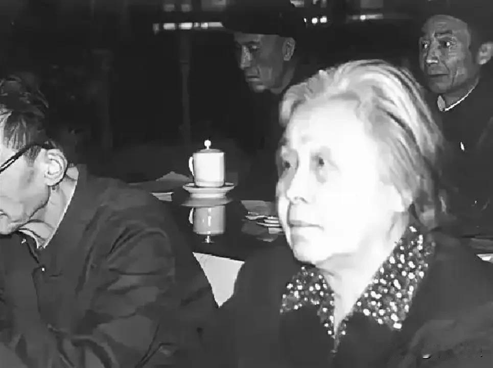 1987年，77岁高龄的彭德怀元帅原配妻子刘坤模，不顾年岁已高、路途劳顿，专程从
