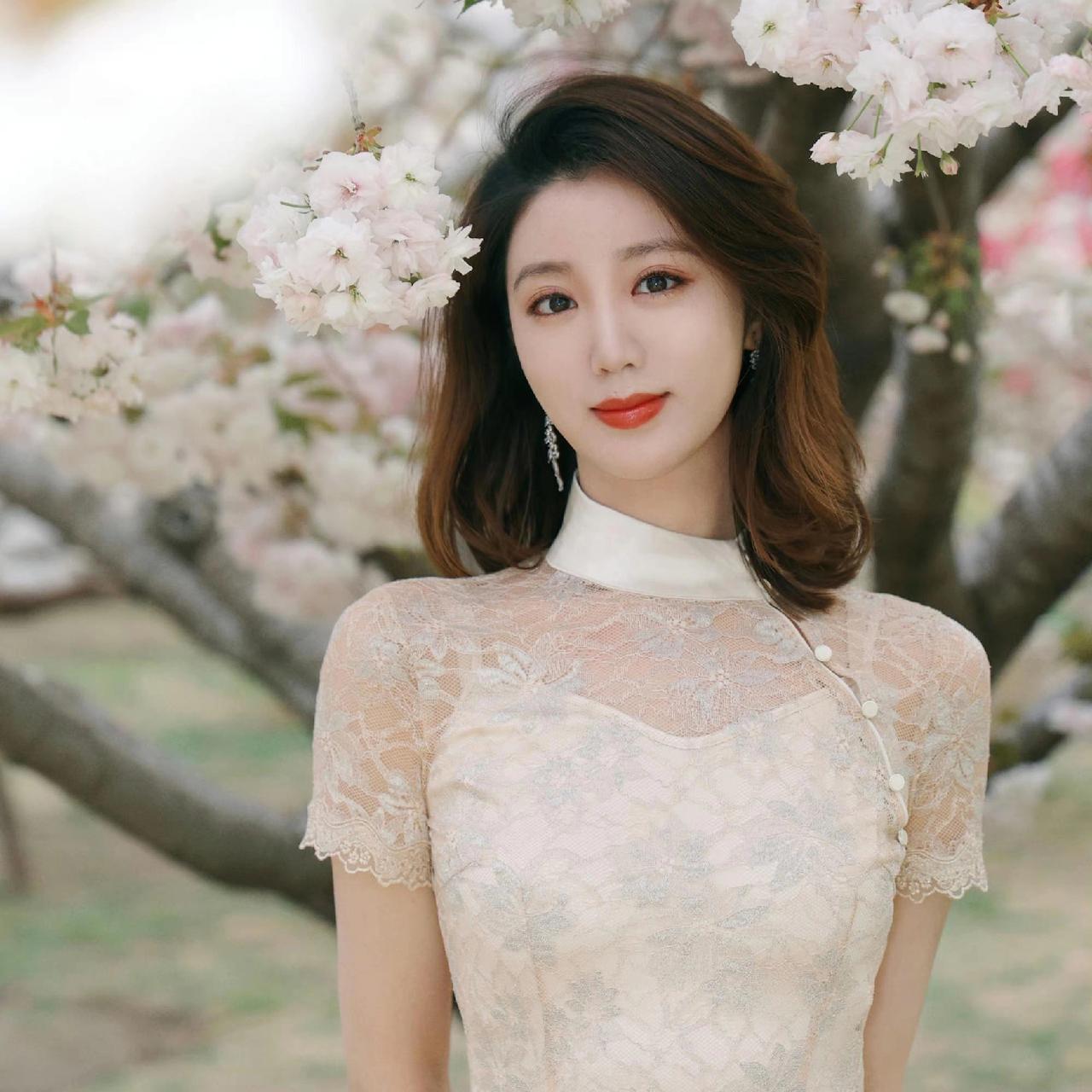 央视主持人中，我最喜欢的有余露莹、王音棋、迟茜，她们都是优秀的新闻类主持人。