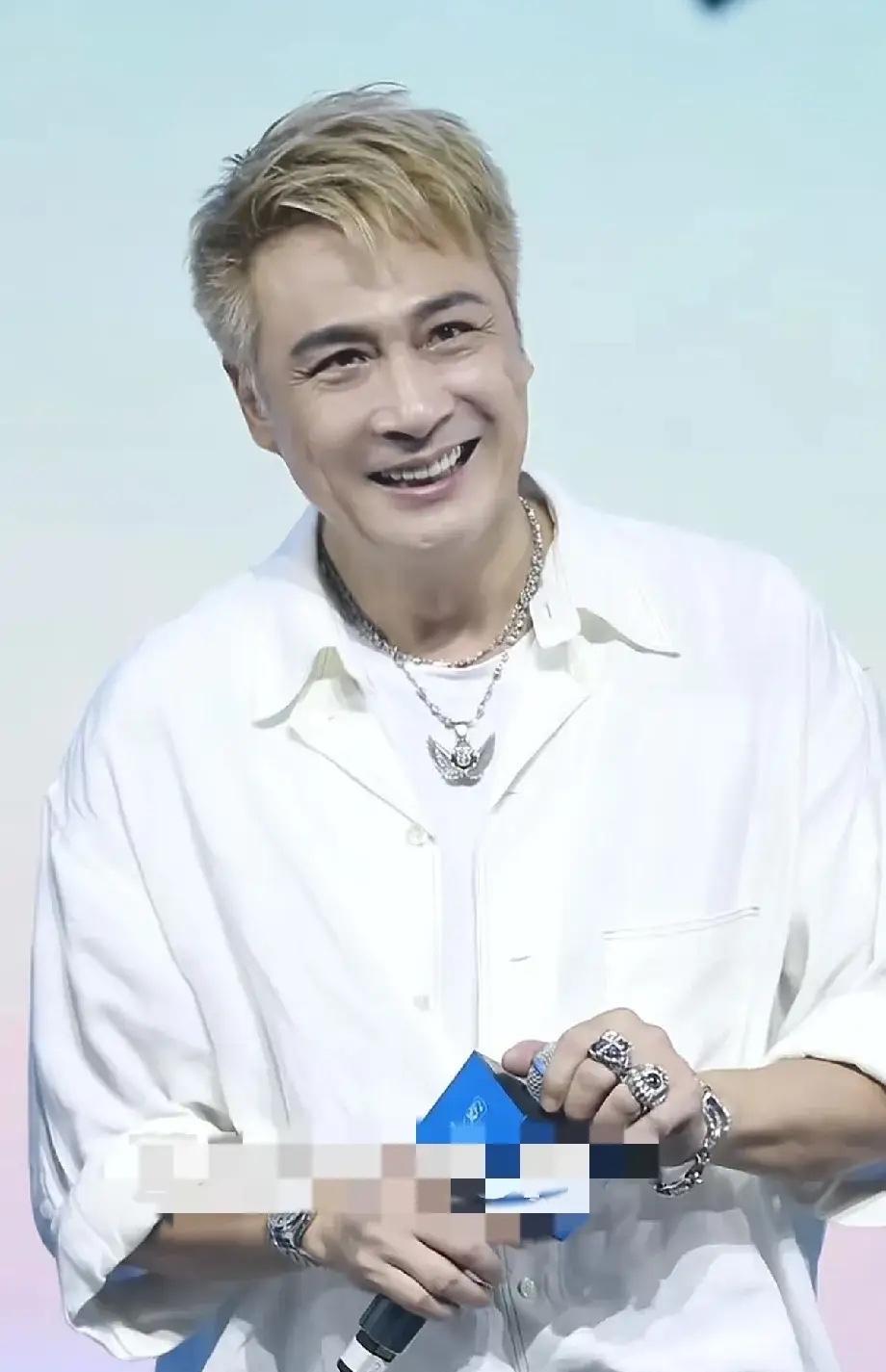 近日，63岁的吴镇宇现身广州白云国际会议中心，作为东风风行星海V9上市发布会明星