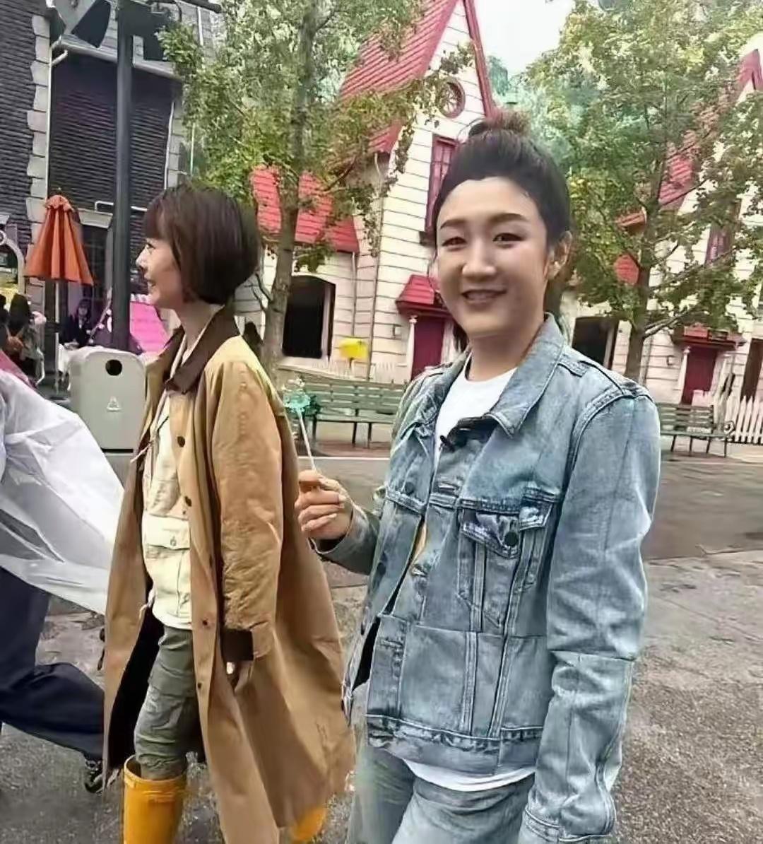 看到陈梦这张照片，还是有点绷不住笑了，这不会是自己化的妆吧
