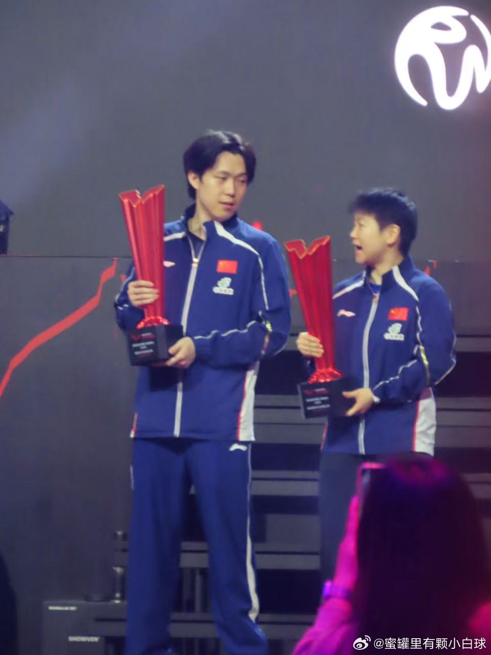 我们男女单打冠军🏆在领奖台因为拍照小小的吵了一架最后还得是哥拍