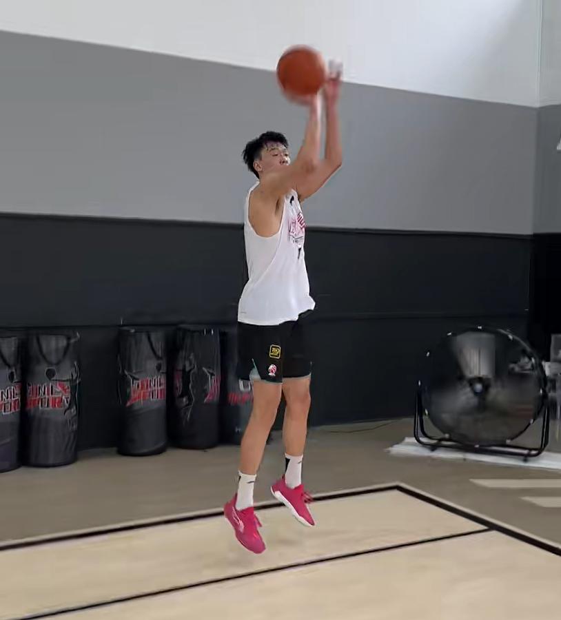 广东队迎来好消息！2米05锋线悍将正式恢复训练，有望赶上CBA季后赛从广东队现