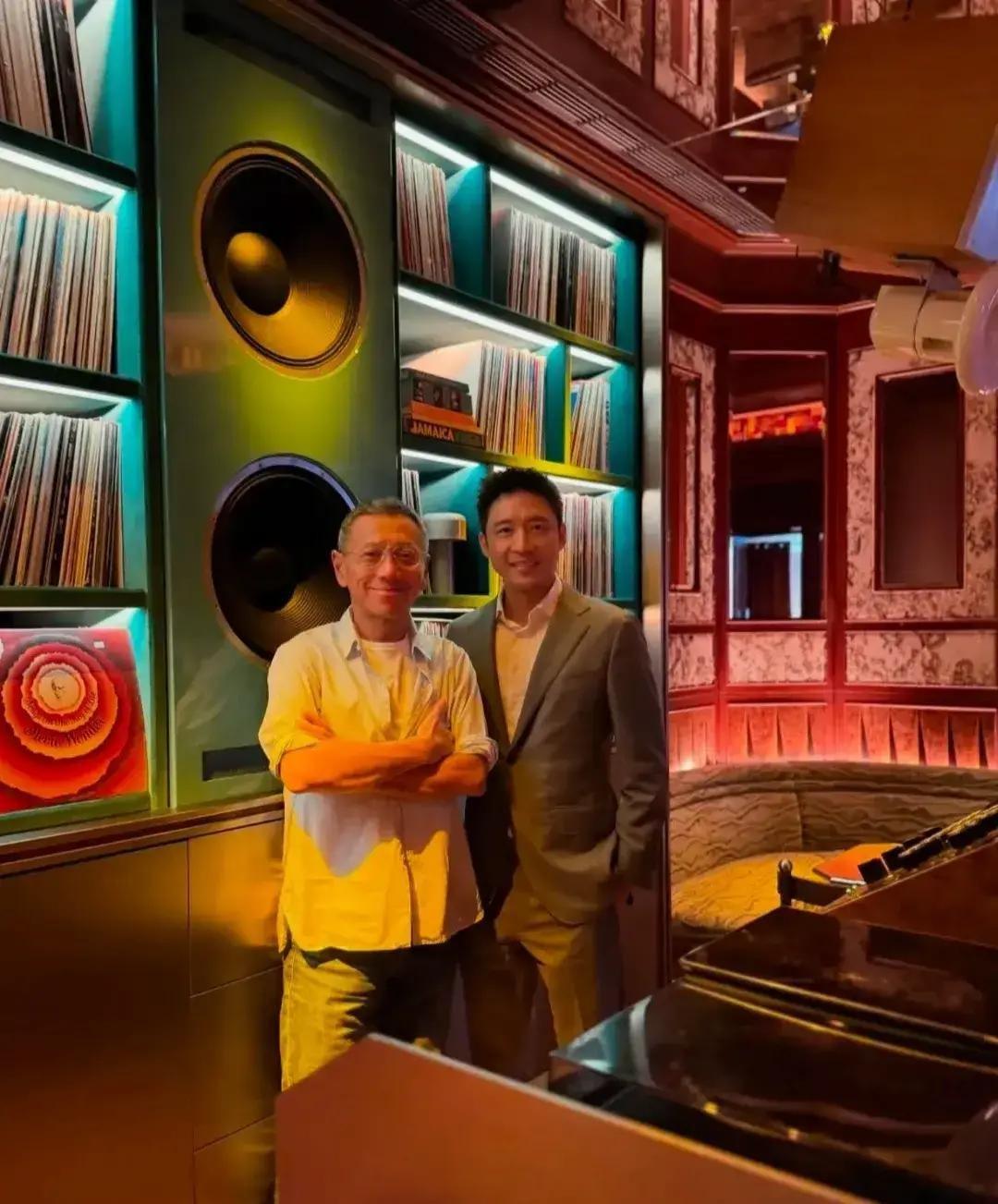 杨其龙把和霍启山的合照甩出来那一刻，我手机差点掉地上。英皇大少爷和霍家二公子同