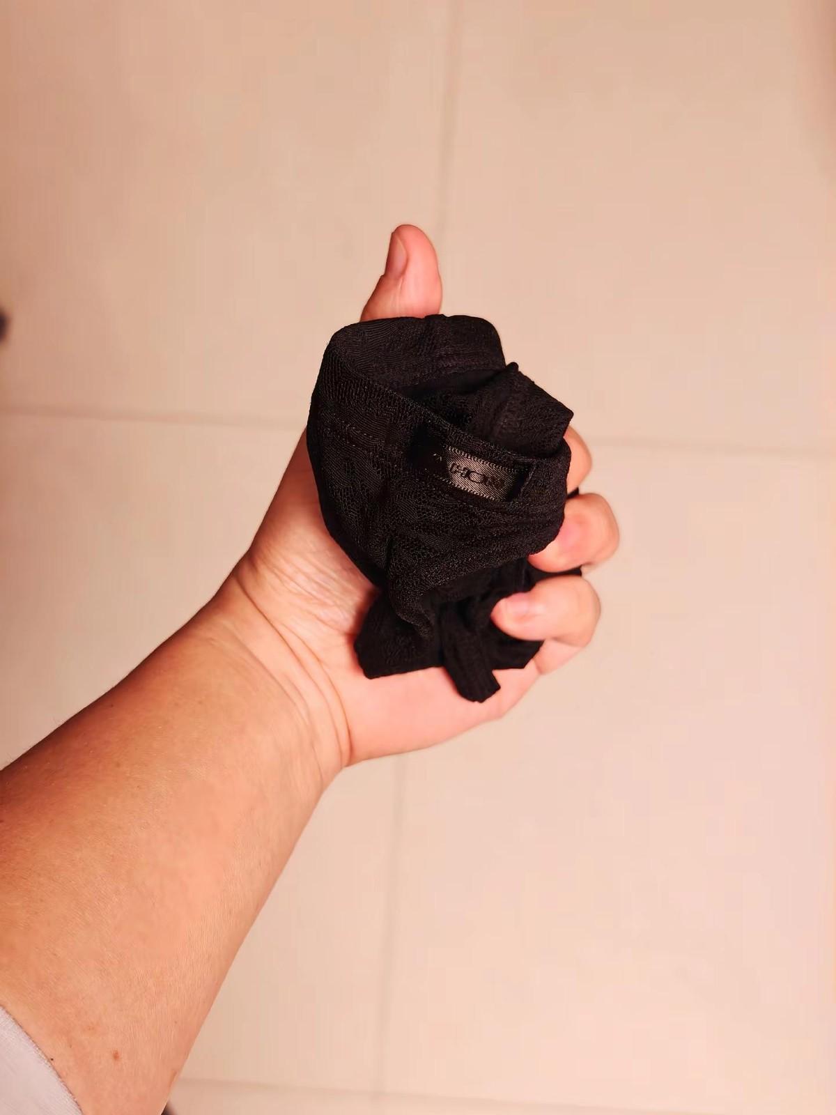 一位男士在网上晒自己买的内裤，有人问链接。博主回了句，实体店买的，没链接。然