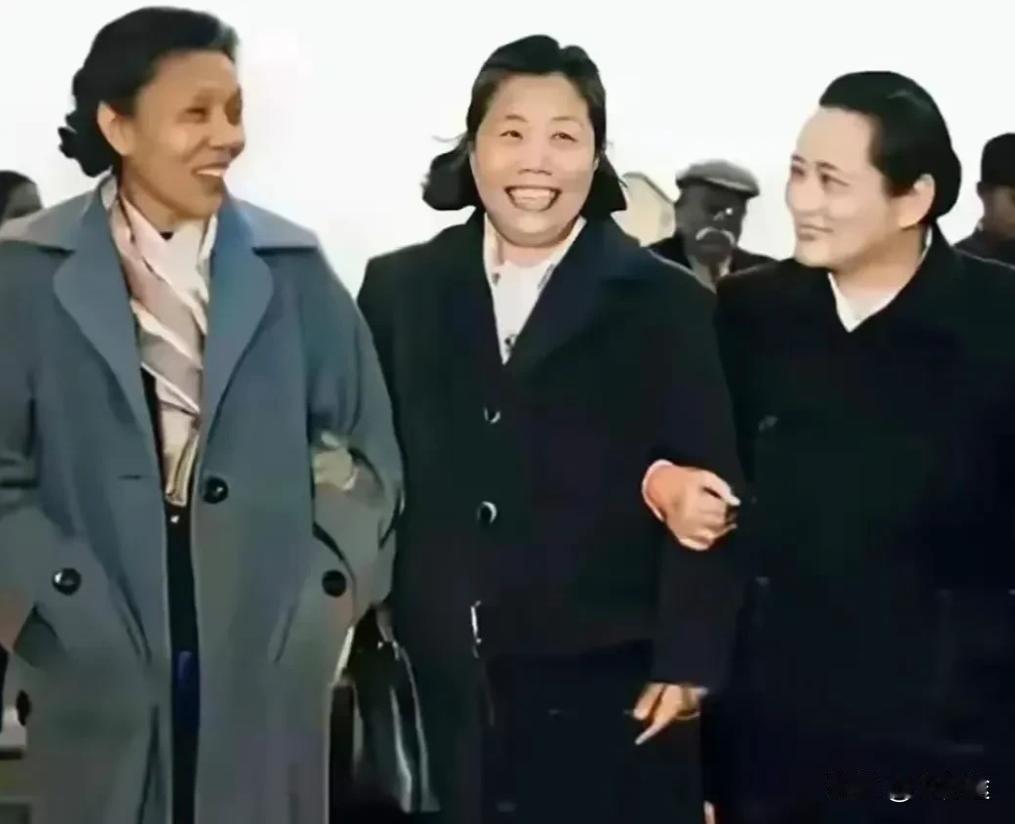 来瞧瞧宋庆龄、邓颖超等人的真实模样，这些可都不是演员所扮演出来的形象。往前倒