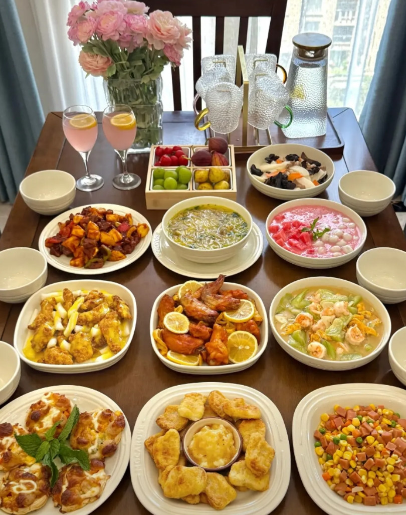 两桌饭菜你喜欢哪一桌？