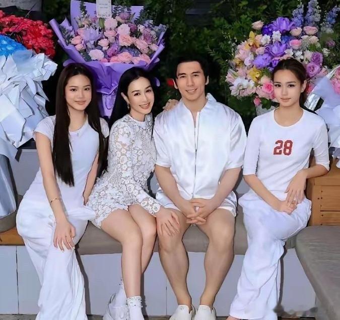 55岁的钟丽缇瘦到认不出，俩女儿站旁边，评论区直接炸了，不说她是妈都以为是姐姐吧。​