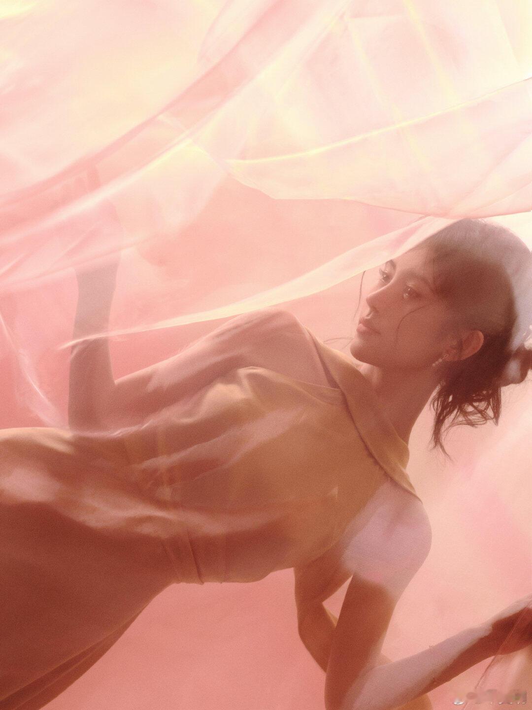 美妆鞠婧祎波光粼粼的美～“鎏金玉光妆”​​​