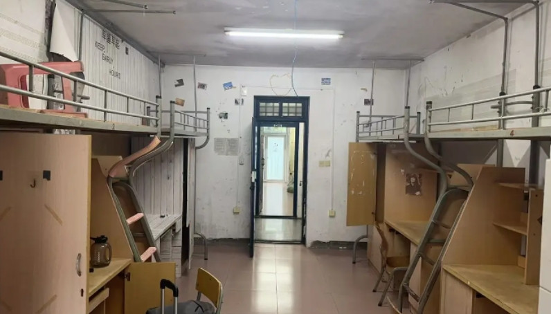 儿子今天研究生报道第一天，宿舍是这样的，真没想到研究生宿舍又脏又破