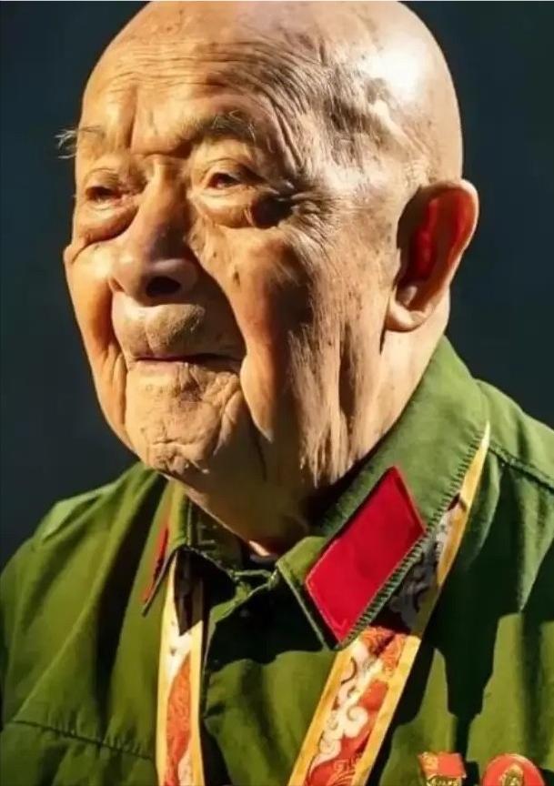 抗美援朝时，他一人歼敌400余人，立下汗马功劳，复员时，却因工作人员写错一字，苦