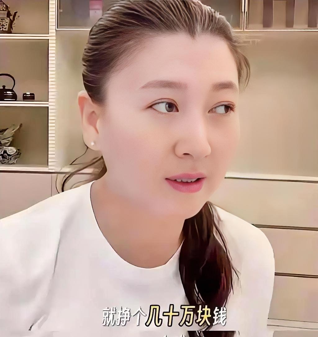 闫学晶这深夜独白，真是让人感慨。她说她唱了一辈子戏，在舞台上那可是闪闪发光。谁能