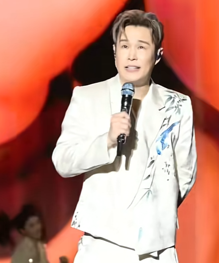 王云（葛珊珊）直播时，有网友提问：“你和小沈阳经常见面吗？”王云直截了当地回