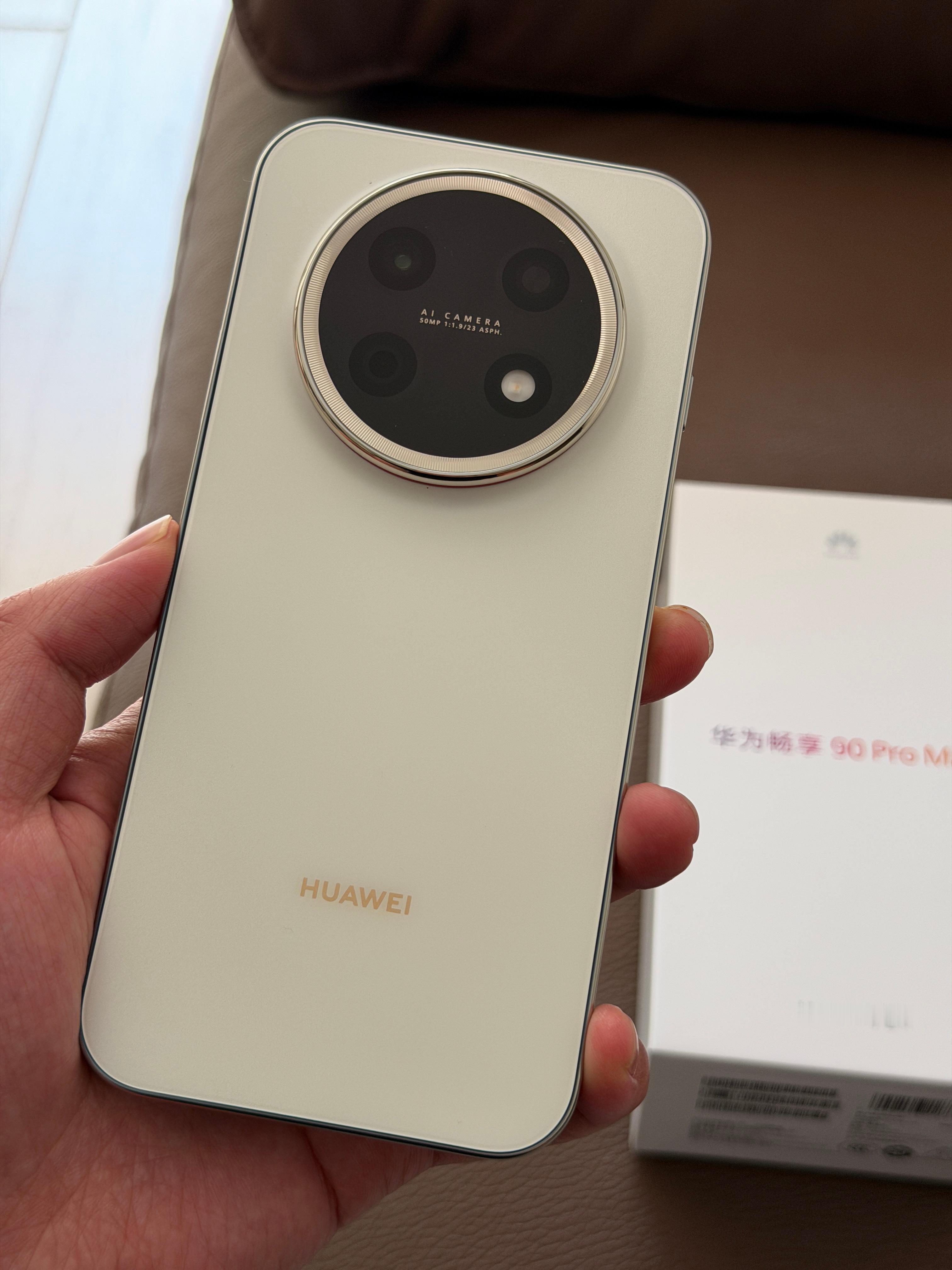 华为畅享90ProMax到了质感这方面根本不像千元机很精致，屏幕素质也很高一