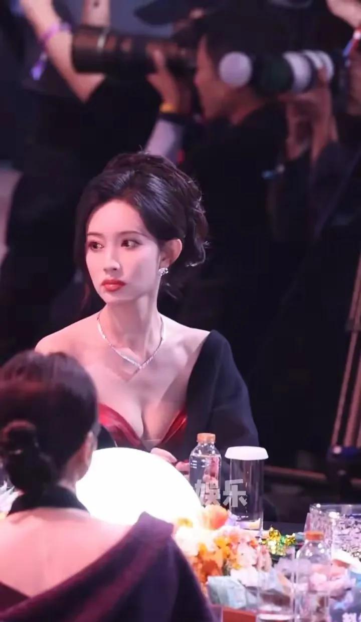 别的女星在红毯上端着呢，孟子义已经“杀疯了”。她深V利落的剪裁不是向下，而是向