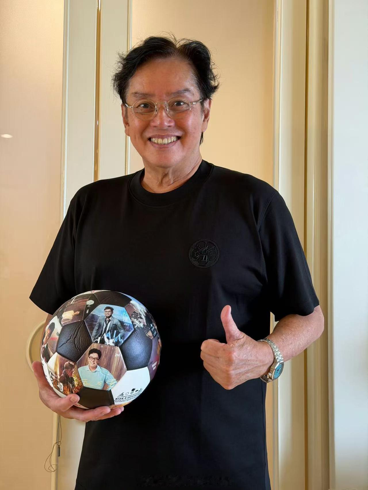74岁谭咏麟激动发文！10月12日，远在意大利的谭咏麟激动发文，他追了四年的